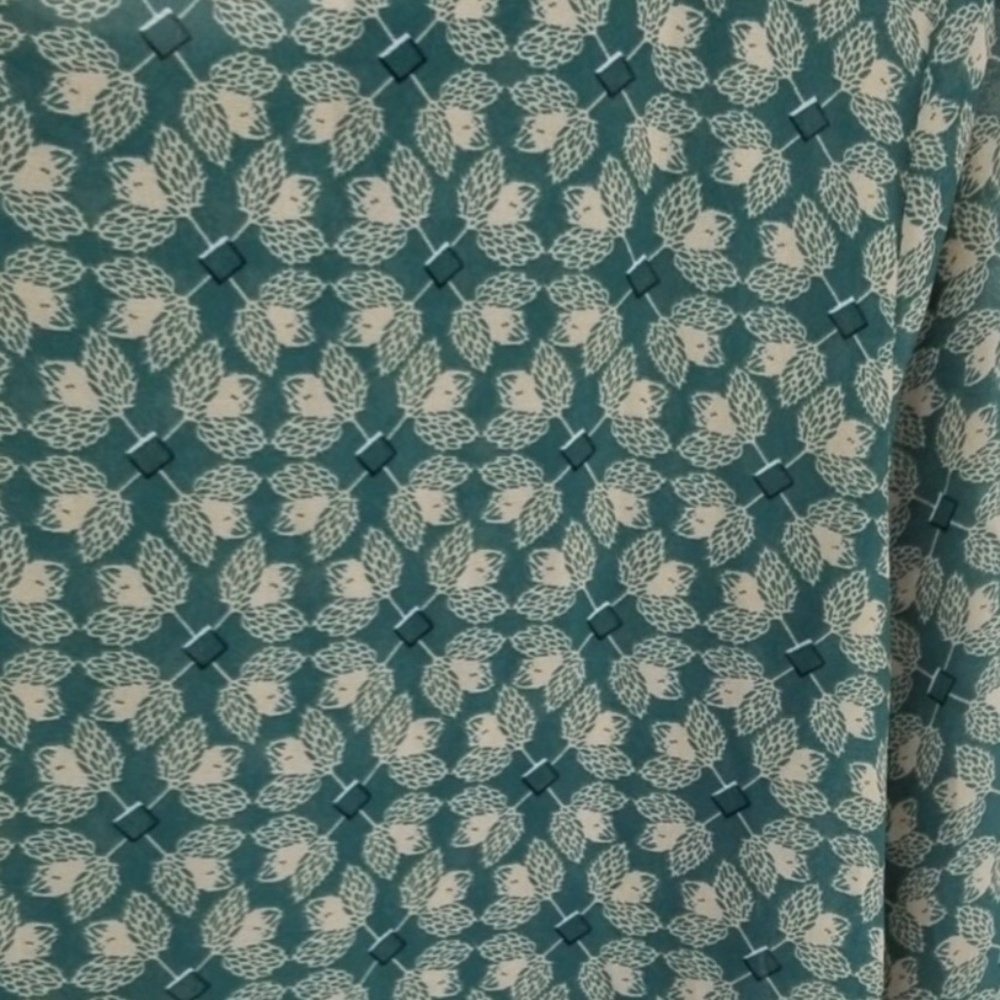 CAbi Jade Green Print Top Spring Prick Blouse Medium #3069 Like New Condition - Picture 3 of 9